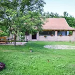 Nyugalom Az Erdo Koezepen