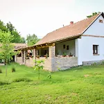 Nyugalom Az Erdo Koezepen Ruzsa