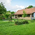 Nyugalom Az Erdo Koezepen Penzion
