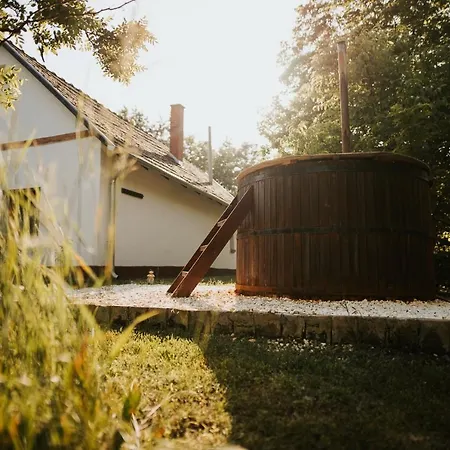 Nyugalom Az Erdo Koezepen 4*