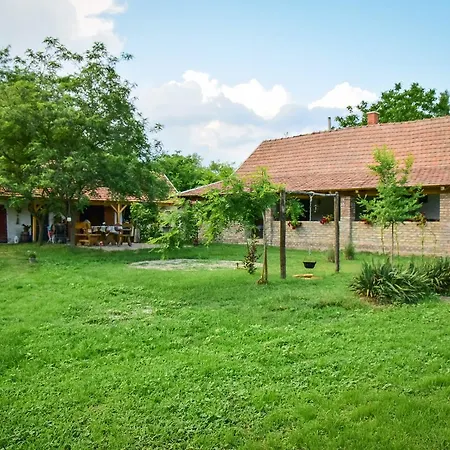 Nyugalom Az Erdo Koezepen Гостевой дом 4*
