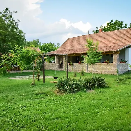 Nyugalom Az Erdo Koezepen Гостевой дом