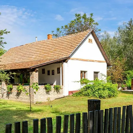 Гостевой дом Nyugalom Az Erdo Koezepen 4*