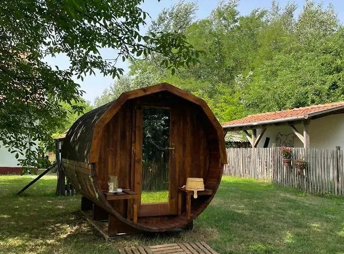 Nyugalom Az Erdo Koezepen Ruzsa